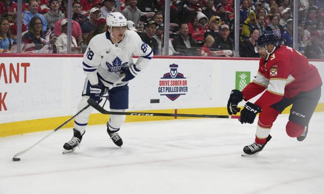William Nylander, vänster, är fem mål från Håkan Loobs svenska målrekord med två grundseriematcher kvar för Toronto i NHL. Arkivbild.