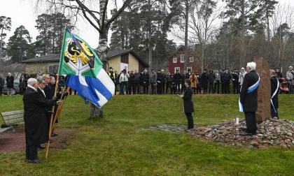 Ett 50-tal personer var på plats under den traditionsenliga kransnedläggningen vid minnesstenen i går.