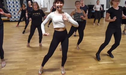 Anna-Anya Korop längst fram ger instruktioner till den mycket koordinerade och synkroniserade dansgruppen.