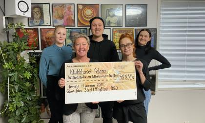 Här överlämnar Eva Karlström checken till Myra Forsström på Klubbhuset Pelaren.