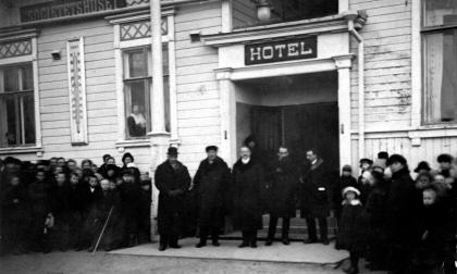 ”Rapportörerna från Nationernas förbund mottager det åländska demonstrationståget utanför Societetshuset”.