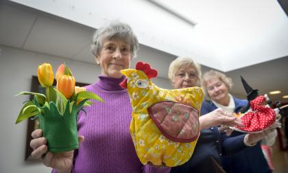 Mona Kuvaja, Birgitta Sommarström och Anja Andersson visar upp några av de många hantverk som kommer att finnas till salu på Röda Korsets påskmarknad. 