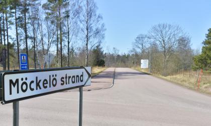 Skylt Möckelö strand.