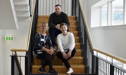 DET FINNS PORTRÄTT PÅ ALLA TRE OCKSÅ, OM SÅ ÖNSKAS.    Att äta varierat och att äta mycket grönsaker är viktiga faktorer för välmåendet, säger Bettina C. Lindfors som är projektledare inom programmet Ny Nordisk Mat, Teitur Christensen som är kock på Färöarna och Katja Tuomainen som leder Finlands kocklandslag.  Foto: Hülya Tokur-Ehres