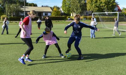 lla elever i stadens skolor hade i går möjlighet att spela fotboll med spelare från IFK Mariehamn och Åland United. Här är det elever i klass 4 i Strandnäs som spelar med Sarah Troccoli till vänster och Mathilda Nurmi till höger.