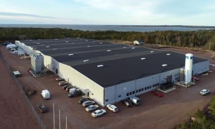 210120 , 21012020 , 2020121 , Fifax fiskodling i Eckerö ,  Fifax Ab , landbaserade fiskodlingen , Vd Samppa Ruohtula , odla fisk , regnbågslax odling , fiskindustri , industri  , flygbild , flygfoto *** Local Caption *** @Bildtext:Snart odlas laxöring i samtliga 36 bassänger i Fifax 15.000 kvadratmeter stora anläggning i Storby, Eckerö.