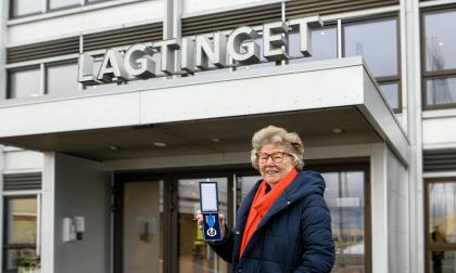 281122, 28112022, Marita Eriksson tilldelades Ålands självstyrelses 100-årsmedalj för sitt arbete inom Rädda Barnen på Åland