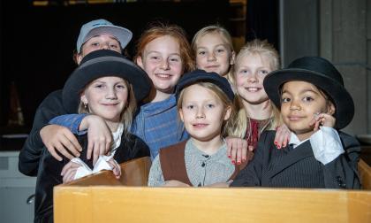 Teater, stadshuset, Barnasinne *** Local Caption *** @Bildtext:Sju barn medverkar i föreställningen. De är, längst fram, Melba Söderström, Maja Hammar och Andréa Strandell samt, bakom dem, Desdemona Verazza, Idun Österlund, Marta Törnroos och Noella Rosengren.