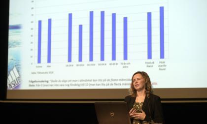 121118 , 12112018 , 20181112 , Åsub presenterade den första tillitsstudien som gjorts på Åland , seminarium på Alandica om tillit i framtidens välfärd, så beskrevs samarbetet mellan Ålands landskapsregering, ålands fredsinstitut och Ålands statistik- ochutredningsbyrå (Åsub)  *** Local Caption *** @Bildtext:Forskaren Sanna Roos vid Åsub presenterade den åländska tilliten i form av stapeldiagram.Foto: Robert Jansson