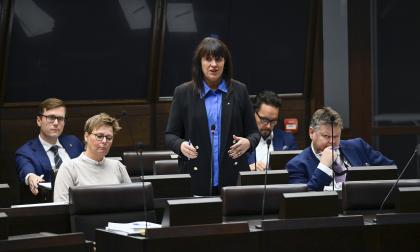 151122 , 15112022 , 20221115 , Lagting , lagtinget , plenum , plenisal , politiker , politik , budget , socialminister Annette Holmberg-Jansson (MSÅ)