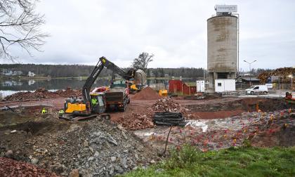 301122 , 30112022 ,20221130 , Bygge vid Klintkajen och ITiden huset , markarbete , grävskopa
