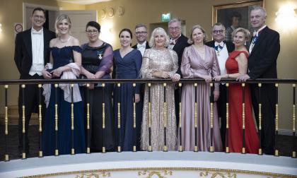 Slottsbal 2022, fr.v. Tommy Nordberg, Marika Nordeberg, Veronica Thörnroos, Nora Läfström, Mats Löfström, Pia Häggblom, Bert Häggblom, Marlene Lindbäck, Peter Linbäck, Gunilla Nordlund, Roger Nordlund. 6.12.2022 Foto: NIklas Tallqvist