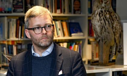 221122 , 22112022 , 20221122 , Tre ledamöter i stora utskottet i riksdagen besökte Åland , Ålands riksdagsledamot Mats Löfström , bilden tagen i lagtingets bibliotek