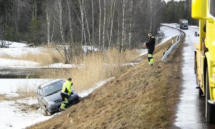 En bil körde av vägen vid Ämnäsbron på tisdagsmorgonen.