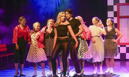 131021 , 13202021 , 20211013 , Musikalen Grease på Alandica ,  regisserad av Robert Liewendahl , Teater Alandica , musikal , Staffan Lindström , Tilde Polviander 