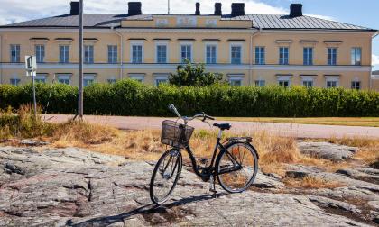 300722 , 30072022 , 20220730 , Agniezka Pokrywka , Humberto Dugue , konstnärligt vistelsestipendium i Eckerö post och tullhus , konstnärer, konstnärstipendiater , cykel