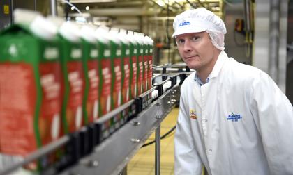 141021 , 14202021 , 20211014 , ÅCA 100år , hundraårsjubileum , VD Joakim Blom med den nya pepparkaksyoghurten som lanserades till hundraårsjubileet , pepparkaksyoghurt