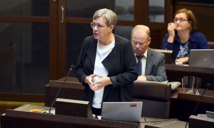 200921 , 20092021 , 20210920 ,  Lagting , lagtinget , plenum , plenisal , politiker , politik , Centern (C) , Socialdemokraterna (S), Nina Fellman (S) *** Local Caption *** @Bildtext:Lagtingsledamoten och utskottsmedlemmen Nina Fellman konstaterade under gårdagens debatt i lagtinget att det budgetbetänkande som finans- och näringsutskottet presenterat måste ses som majoritetens röst. Hon antydde också att regeringspartierna förhandlat om betänkandet i slutna rum.@Normal:<@Foto>Foto: Robert Jansson