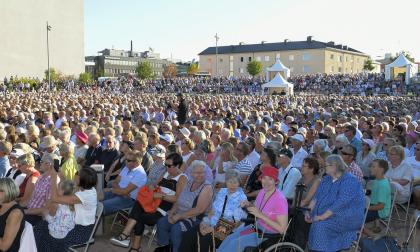 250718 , 25072018 , 20180725 , Anders Wiklöfs sommarkonsert i Miramarparken , musik , konsert , Det är tredje året i rad som affärsmannen Anders Wiklöf bjuder på en gratiskonsert i staden , publik
