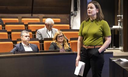 Ålands landskapsregering, Finans- och näringsutskottet, hörande om vindkraft, Anna Häger *** Local Caption *** @Bildtext:Anna Häger från Ilmatar uppmanade politikerna att vara noggranna när de tar beslut om vindkraftssatsningen i de åländska vattnen. I bakgrunden syns 0X2:s Anders Wiklund (till vänster), vice lantrådet Harry Jansson (C) och Ilmatars Anna Karlsson.<@Foto>Foto: Daniel Eriksson