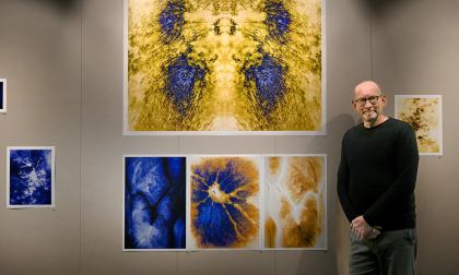 I kväll är det vernissage för Marcus Bomans nya utställning ”Axis Mundi – där världarna möts” på Jomala bibliotek. En utställning som fångar de stora tankarna i de små motiven.