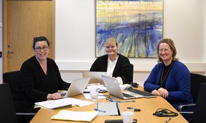 Veronica Thörnroos (C), regeringsbildaren Katrin Sjögren (Lib) och Camilla Gunell (S) är de som lägger sista handen på regeringsprogrammet för den kommande Lib-C-S-regeringen. Programmet lämnas till lagtinget på måndag. 