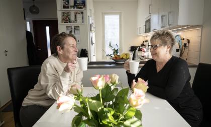 Pia Laakso har gett sin njure till Camilla Vainio. Njurdonation, njurtransplantation