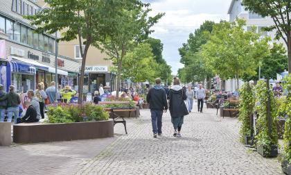 Turister, Torggatan *** Local Caption *** @Bildtext:Torggatan lever upp när kryssningsfärjorna ligger i Mariehamn över dagen.