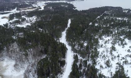 100122 , 10012022 , 20220110 , Öjvägen i Eckerö har det varit mycket bråk kring sen många år , väg , trafik  , infrastruktur , vinterväg , Christer Andersson bor vid Öjvägen , flygbild , flygfoto *** Local Caption *** @Bildtext:Eckerö kommun och väglaget är oense om huruvida det två kilometer långa vägavsnittet fyller kraven i det avtal som skrevs hösten 2019.