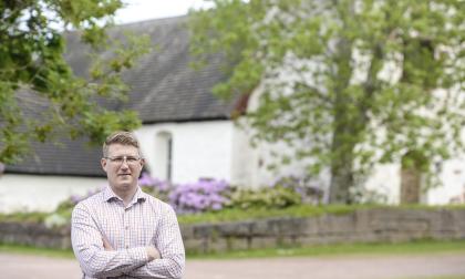 110619 , 11062019 , 20190611 , Lördagsporträtt , Andreas Johansson, Vårdö kommundirektör *** Local Caption *** @Bildtext:I snart fyra år har Andreas Johansson varit kommundirektör i Vårdö. Tillsammans med familjen bor han i Vårdö prästgård, men har nära förestående planer på att bygga ett eget hus.