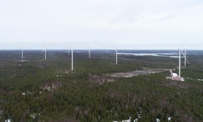 De tio vindkraftverken i Långnabba, Eckerö står nu på plats.