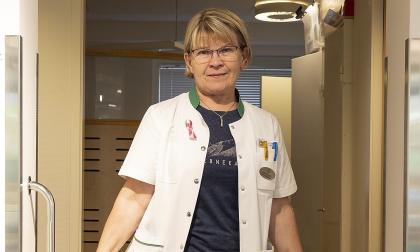 Läkemedelsavfallet läggs i stora, gula kärl på apoteket. ”När vi har fyra, fem stycken som är fulla ringer vi Ålands problemavfall som kommer och hämtar dem”, säger apotekaren Ingrid Qvarnström.