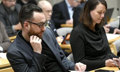 Michele Ferrari (till vänster i bild) har lämnat in en motion tillsammans med Anders Holmberg om att Mariehamn inleder diskussioner med landskapet om ett gemensamt hamnbolag. 