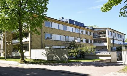 Att skapa plats för 60 nya vårdplatser plus tio platser för korttidsboende vid Trobergshemmet är byggnadstekniskt och stadsplanemässigt utmanande. Stadsstyrelsen föreslår därför en exploatering som ger 45 plus tio nya platser. Tanken är då att riva de gula 1960-talsbygggnaderna (på bilden) och ersätta dem med ett trevåningshus och ett sexvåningshus.