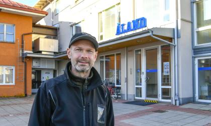 251021 , 25102021 ,20211025 , Ålandstidningen monterade solpaneler på taket , el , alternativ el , elproduktion , solcellsanläggning , solceller , miljövänlig elproduktion , Jan-Erik Eriksson från Solel Åland Ab