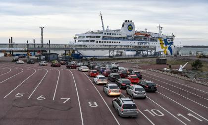 150320 , 15032020 , 20200315 , Corona , corona pandemin , covid-19 , beredskapsläge , undantagstillstånd , stängda gränser pga corona , Eckerölinjen ställer in samtliga avgångar med ms Eckerö från och med i dag 15.03.2020 , på bilden sista avgången fr Eckerö , Eckerö Berghamn , fartyg , sjöfart , passagerartrafik , passagerare , inställda avgångar ,  arbetslöshet , rederipersonal blir arbetslösa , permitterad , uppsägning av personal