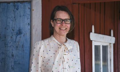Saltviks kommun förhandlar med en anbudsgivare om att köpa hyreshuset Dälden i Haraldsby, trots att budet är lägre än vad man hade hoppats på. Här syns kommundirektör Ewa Danielsson.@