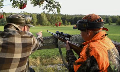 260819 , 26082031 , 20190826 , Sunds jaktvårdsförenings
satsning på faddrar ger kommunens barn och unga en möjlighet att komma ut på jakt , jaga , jakt , jägare , faddern Pontus Danielsson tar med Jason Blomberg på hans första bockjakt , jakttorn