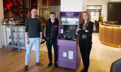 På spelbolaget Sharkmob i Malmö har personalstyrkan triss i ålänningar. Från vänster: Gabriel Salmi, Oliver Nyholm och Sara Casén. 