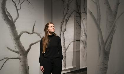 101122 , 10112022 , 20221110 , Utställning Ålands konstmuseum , Ålands konsthistoriska museum , Ru Runeberg ochElisa Matikainen Av: Ru Runeberg och Elisa Matikainen ,  Silversmide och kolteckningar , konst , konstverk , kontsnär *** Local Caption *** @Normal:Ursprunget till Elisa Matikainens höga kolteckningar av björkar kommer från en gammal karelsk by, med silvergrå stockhus mitt ute i skogen.