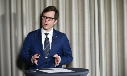 170322 , 17032022 ,20220317 , Föglötunneln , tunnel tunnelkommittén (på bilden) Infrastrukturminister Christian Wikström (Ob)  presenterar tunnelkommitténs slutbetänkande presenterades tillsammans med projektingenjör Elias Nilsson , infrastruktur *** Local Caption *** @Bildtext:Infrastrukturminister Christian Wikström säger att landskapsregeringen måste utreda saken närmare innan man uttalar sig.<@Foto>Foto: Robert Jansson