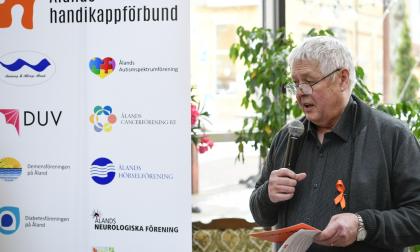 031219 , 03122019 , 20191203 , Bemötandepriset 2019 tilldelas Pub Stallhagen och Johanna Dahlgren för initiativet att donera överbliven mat till åländska cancerpatienter som vistas i Åbo , priset delas ut av Ålands handikappförbund , på bilden Henrik Lagerberg
