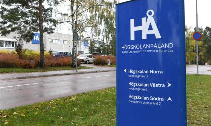 Högskolan lockade färre till sina utbildningar.