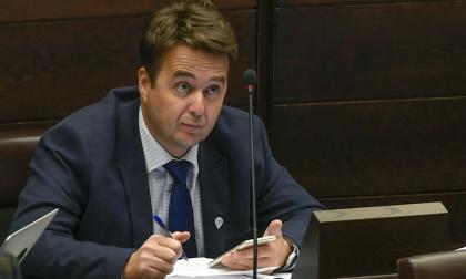 Oppositionen har lämnat in budgetmotioner för behandlingen av det liggande budgetförslaget. Men Obunden samling har inte lämnat in några motioner eftersom man fortfarande sitter i den regering som ska försvara budgetförslaget säger ordförande Marcus Måtar. 