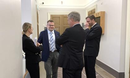 Biträdande avdelningschef Niklas Karlman (andra från vänster) vid infrastrukturavdelningen hördes i Åbo hovrätt under onsdagen. På bilden syns även landskapsregeringens juridiska ombud Charlotta Sandell och Daniel Widman, samt landskapsregeringens representant, allmänna byråns byråchef Gustav Blomberg.