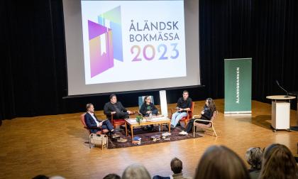 Fredrik Rosenqvist inleder diskussionen med författarna Sebastian Johans, Sonja Nordenswan, Lucas Hermans och Liv Wentzel, med att konstatera att Åland med alla sina kufar måste erbjuda en bra jordmån för romanförfattare.