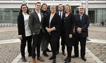 Centerns partiledare Veronica Thörnroos (C) blir talman i det nya regeringssamarbetet. Nya ministrar är närings- och miljöminister Jesper Josefsson (C), kansliminister Ingrid Zetterman (Lib), lantråd Katrin Sjögren (Lib), social- och hälsovårdsminister Arsim Zekaj (S), infrastruktur- och klimatminister Camilla Gunell (S) och finansminister Mats Perämaa (Lib). Blivande vicelantråd och utbildnings- och kulturminister Annika Hambrudd (C) saknas på bilden.