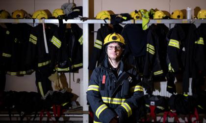 Alex Eriksson är kårchef för Strandnäs FBK vars branddepå i norra staden inte längre är ändamålsenlig för kårens verksamhet. Också för staden blir det en dyr affär då driftskostnaderna är höga för den gamla lokalen man hyr från en privat aktör.