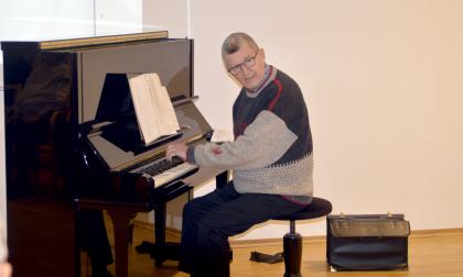 Kaj-Gustav Sandholm tar ton innan sången börjar.