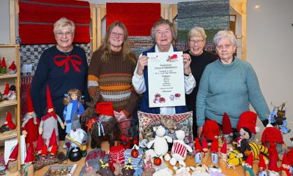 Röda korsgårdens damkommitté håller den årliga lillajulmarknaden på Torget.Från Vänster Birgitta Sommarström, Anna-Lena Berndtsson, Anja Andersson, Marianne Dahlén och Ulla Mattsson.